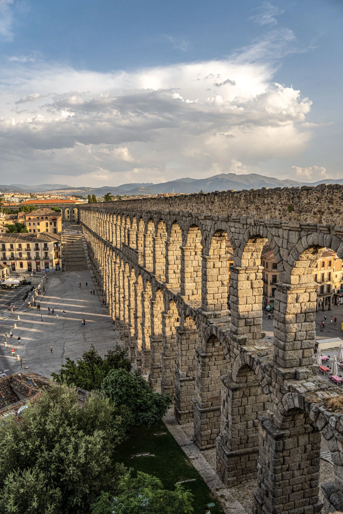Das Aquädukt von Segovia in Zentralspanien stammt aus der Blütezeit des römischen Imperiums und führte jahrhundertelang frisches Quellwasser aus den Bergen der Sierra de Fuenfria über ca. 17 Kilometer Entfernung in die Stadt.